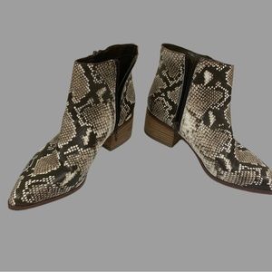 BLEECKER & Bond Gwen Snakeskin Leather Bootie women's size 9M